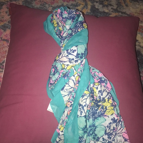 Accessories - Floral squared scarf 🧣